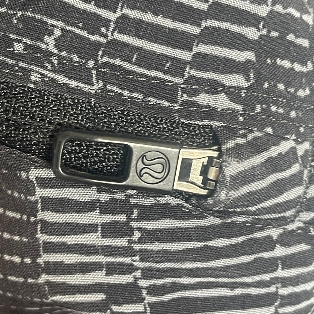 Lululemon T.H.E. Short 9" Size S Linerless in Matchstick Asphalt Grey Black - Picture 5 of 7